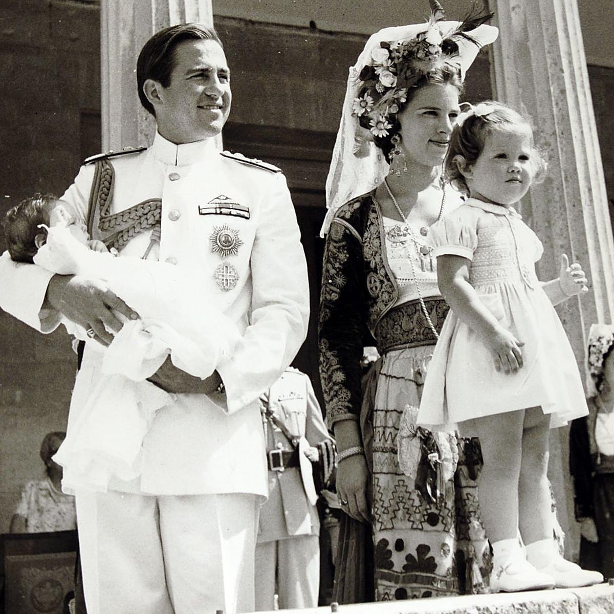 La princesa Alexia de Grecia, junto a sus padres Constantino y Ana María, y su hermano Pablo.