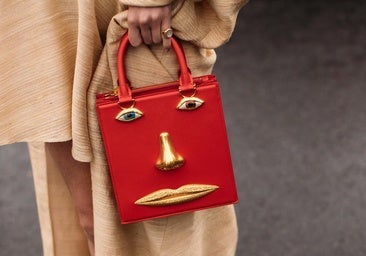 Bolsos de fiesta originales que elevan tus looks en noches de verano