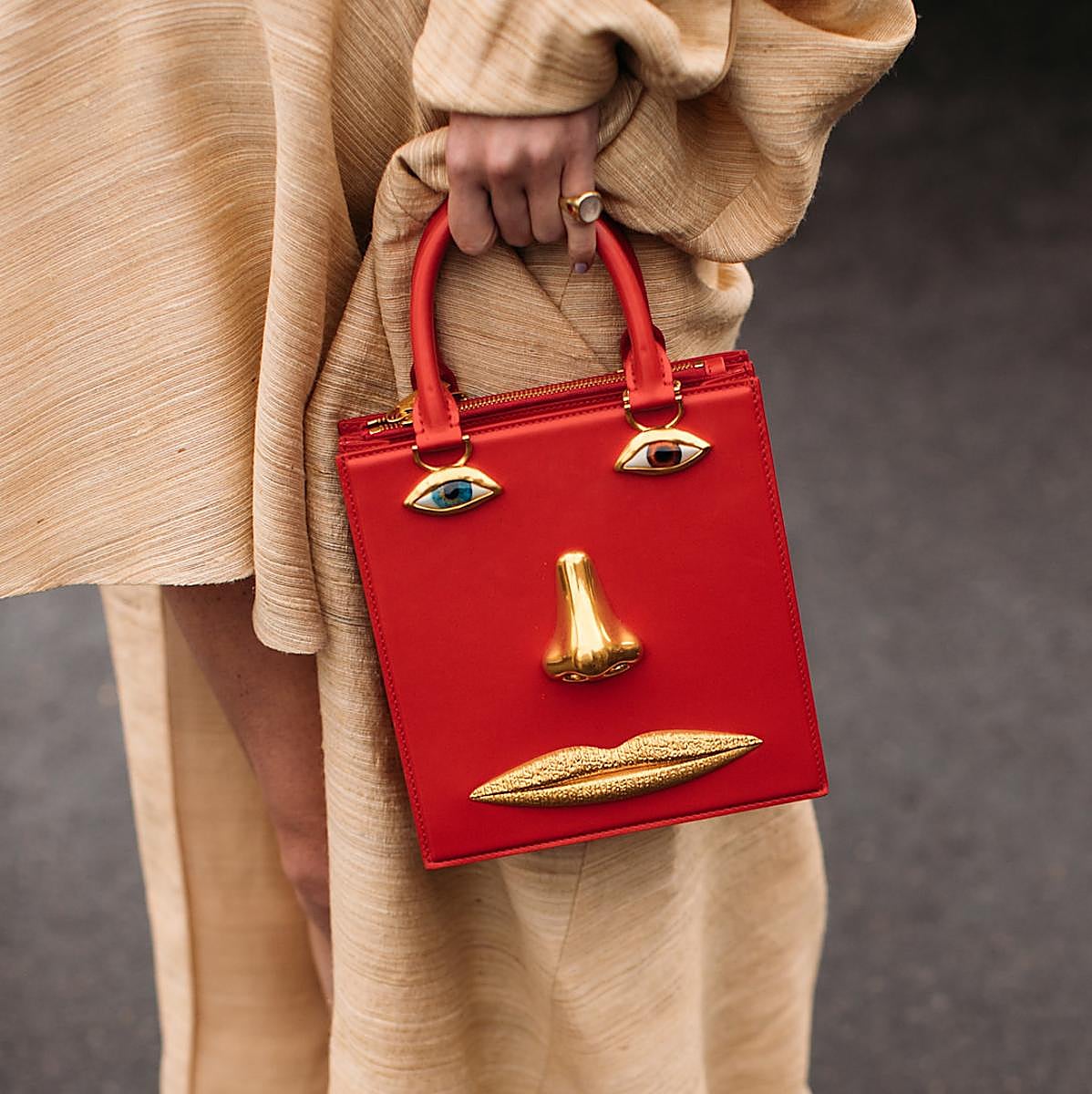 Mujer con bolso especial