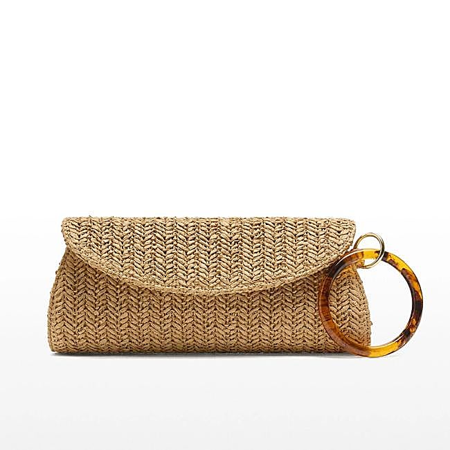 Bolso de mano con efecto de rafia y solapa (19,99€)