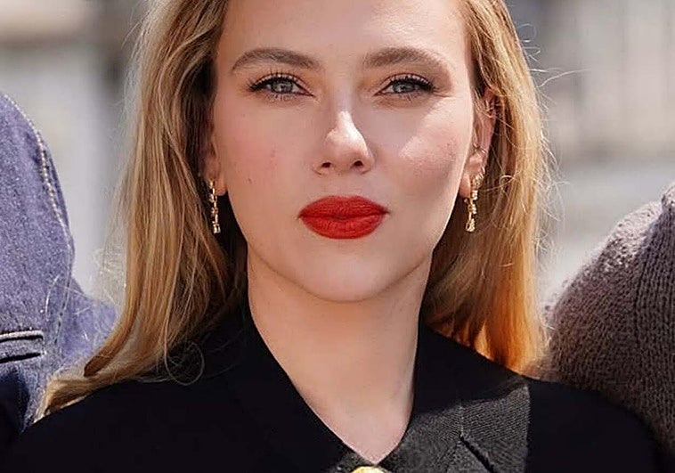 Scarlett Johansson con mirada descansada