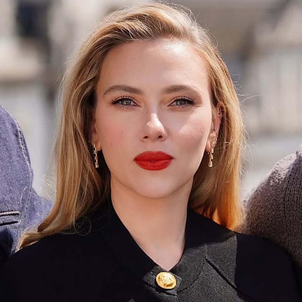 Scarlett Johansson con mirada descansada