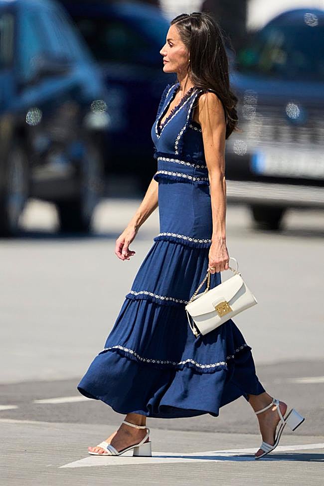 Así combina la reina Letizia su bolso blanco de Furla.