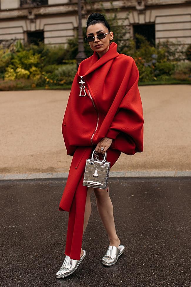 Mujer con look maximalista