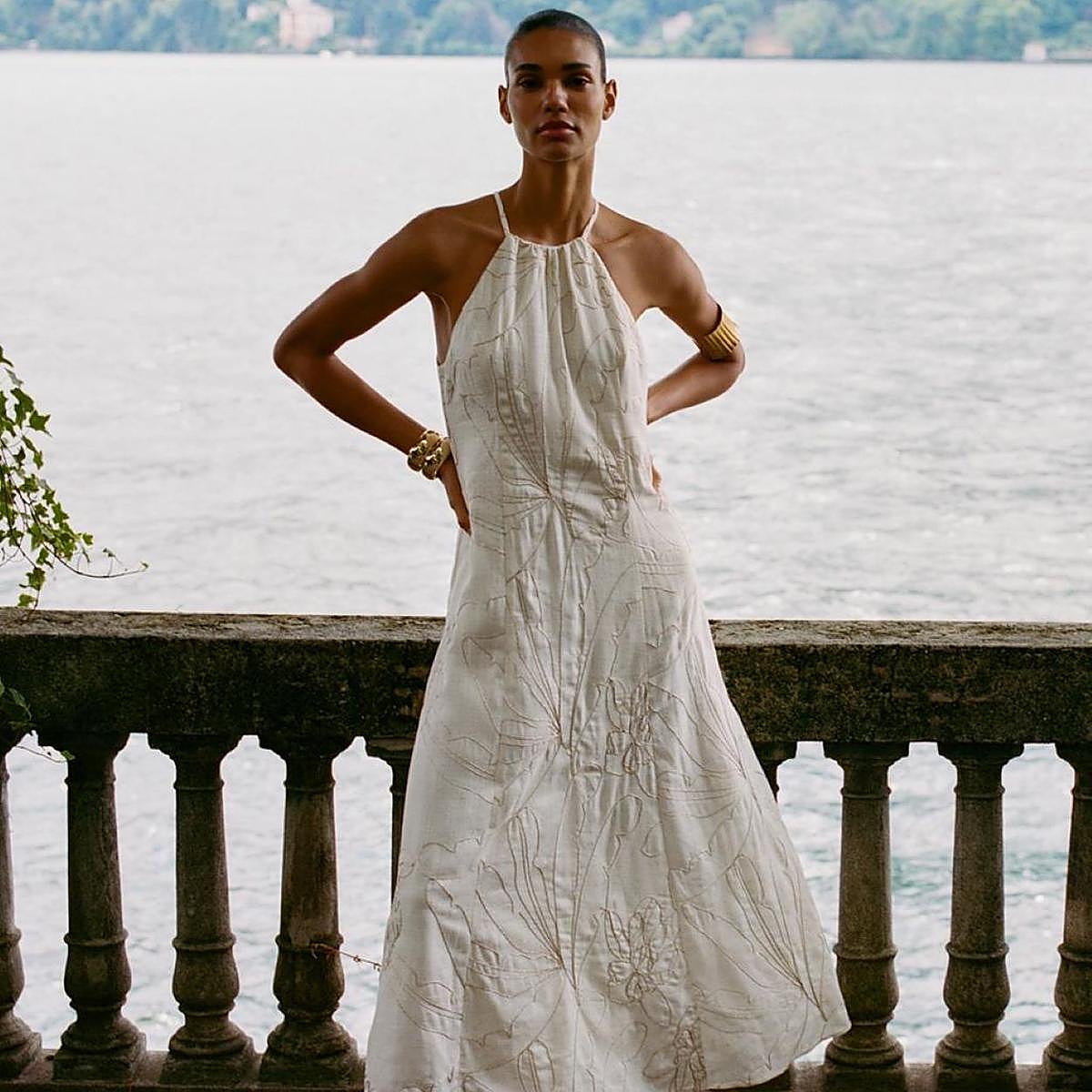 Modelo con vestido de Zara