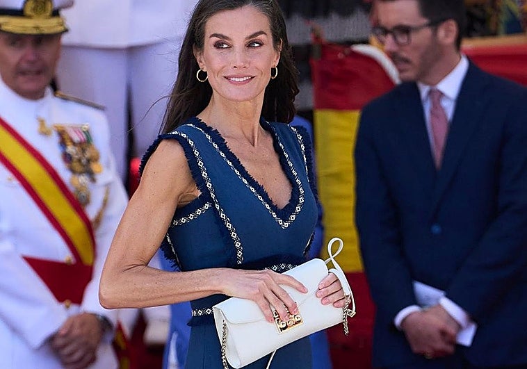 La reina Letizia con un bolso blanco de Furla.