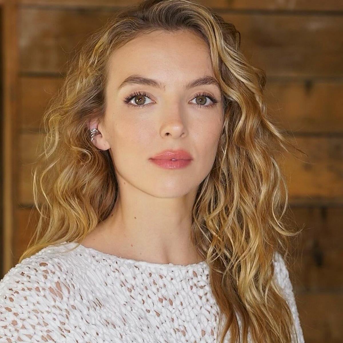 Jodie Comer con peinado de ondas surferas