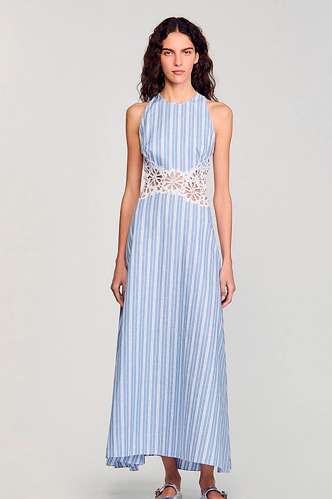 Vestido con estampado de rayas y encaje de Sandro.