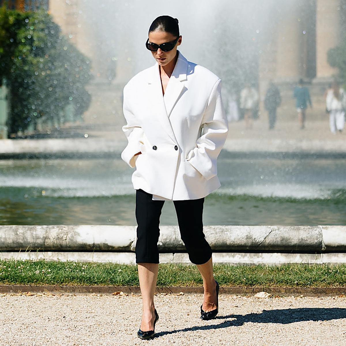 Mujer con mallas y blazer