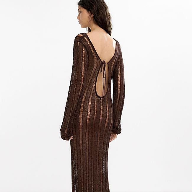 Vestido largo de punto calado con abertura en la espalda