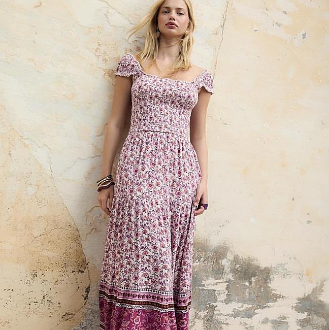 Vestido fluido estampado con elástico nido de abeja