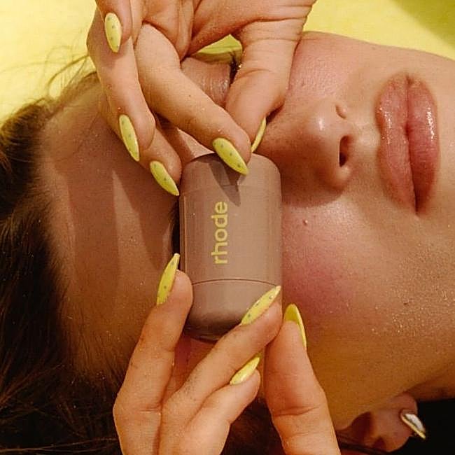 Manicura de lunares amarilla de Hailey Bieber