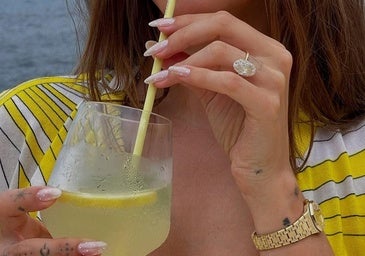 Polka dot nails, la manicura de lunares favorita de las famosas para verano que copiarás