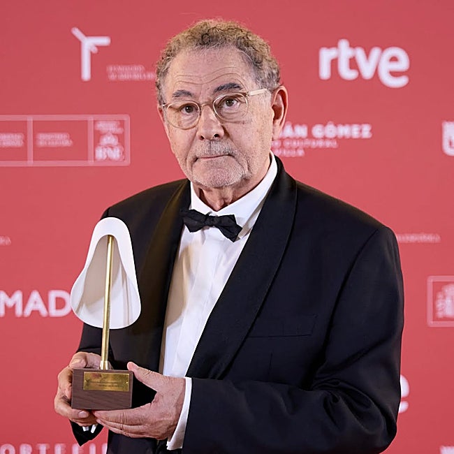 El diseñador gallego con su galardón.