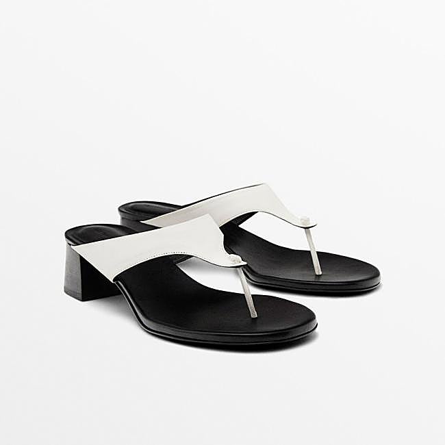 Sandalia de tacón en color blanco de Massimo Dutti.