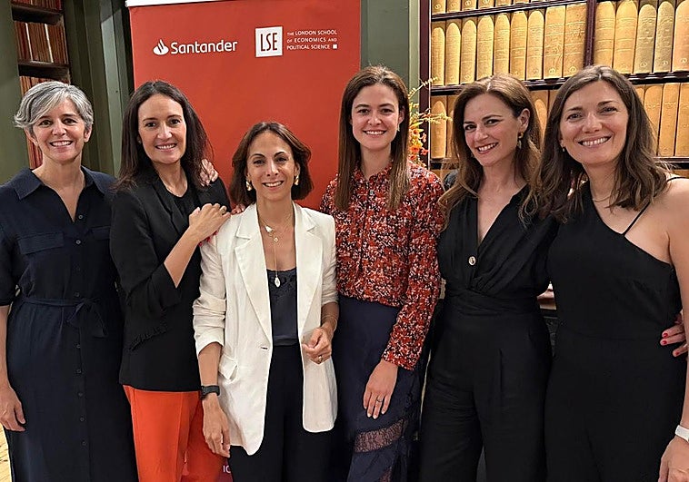Las ejecutivas españolas distinguidas por el programa Santander W50 durante su estancia y formación en la London School of Economics.