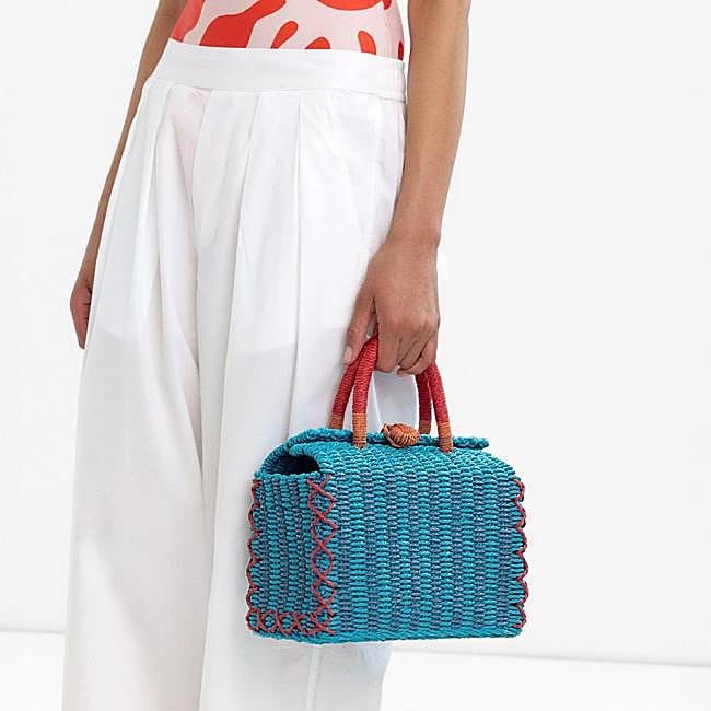 Bolso azul de Parfois (29,99 euros)