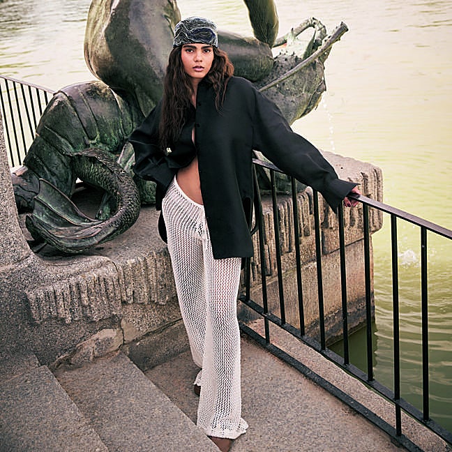 Camisa, de Carolina Herrera; pantalón, de Mango; mules, de Loewe, y gorro, de Giorgio Armani.