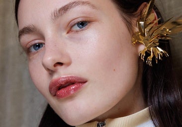 Sombras doradas, la tendencia favorita de las famosas para un maquillaje favorecedor en verano