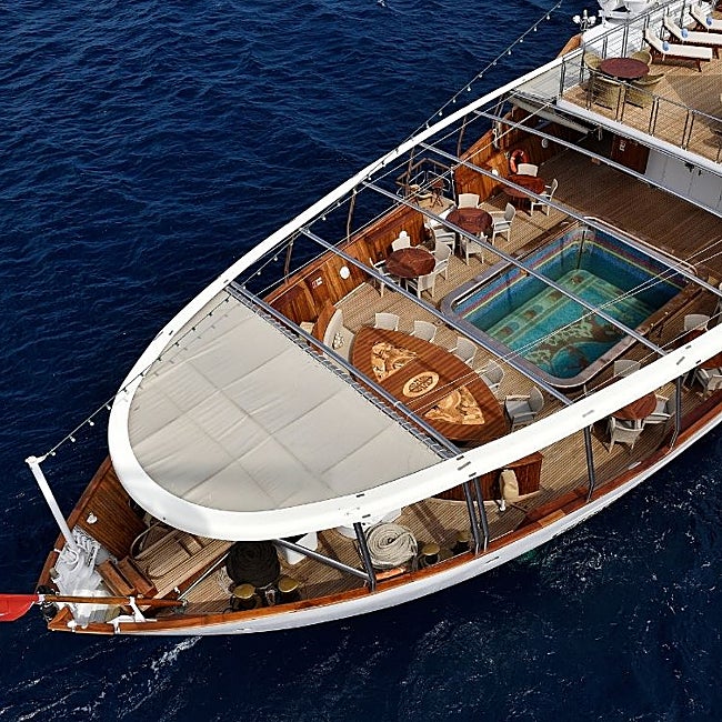 La cubierta y la famosa piscina mosaico del Christina O.