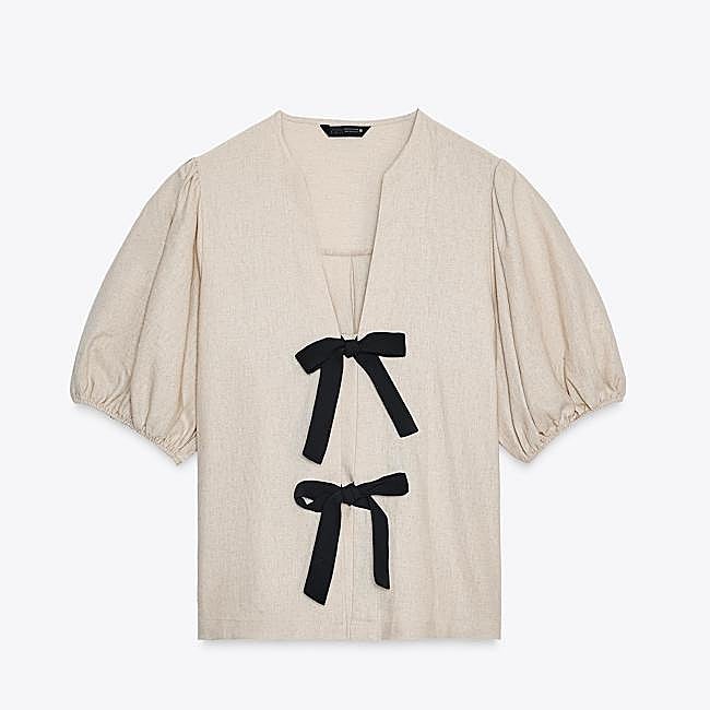 Blusa con lazos de Zara (25,99 euros)