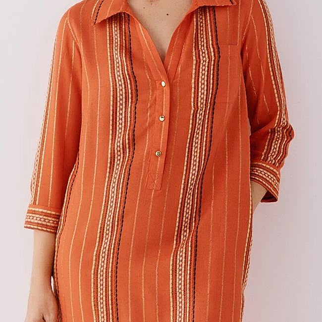 Caftán de colores vivos estampado de Cortefiel, 24,99 euros.