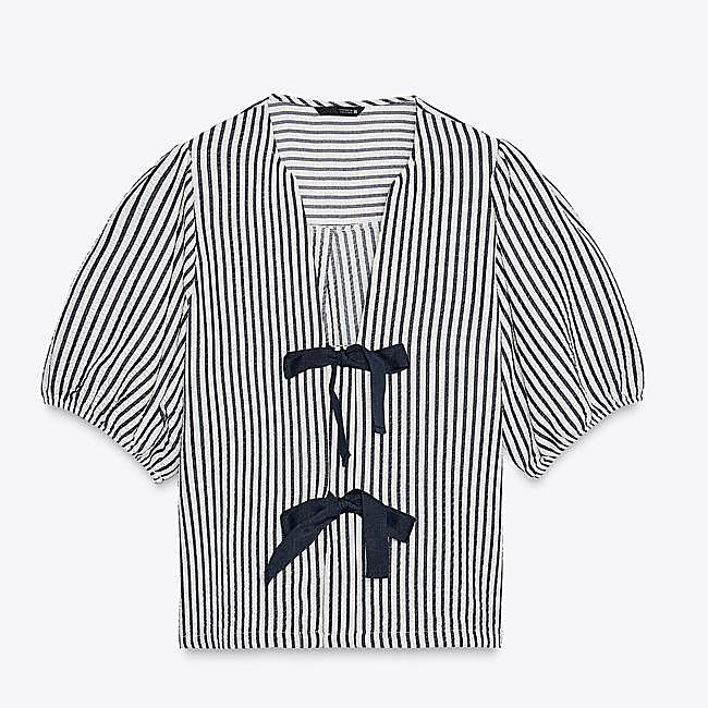 Blusa con rayas de Zara (25,99 euros)