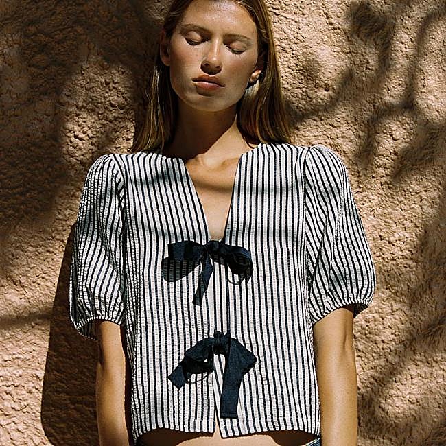 Camisa de rayas de Zara (25,99 euros)