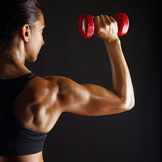 Mujer haciendo ejercicio con mancuernas.