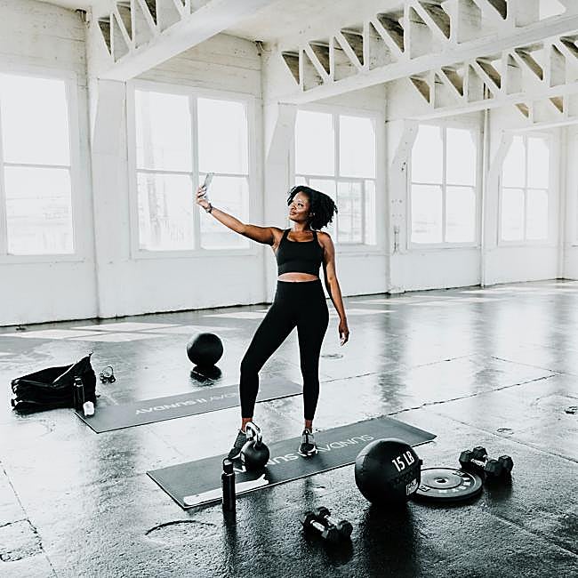 Mujer haciendo entrenamiento de fuerza con mancuernas.