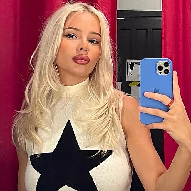 Julie Steen luciendo uno de sus diseños.