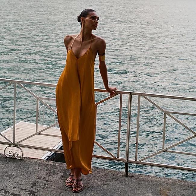 Vestido satinado fluido de tirantes