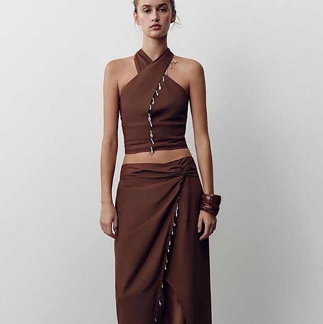 Conjunto de top y falda con adornos de conchas