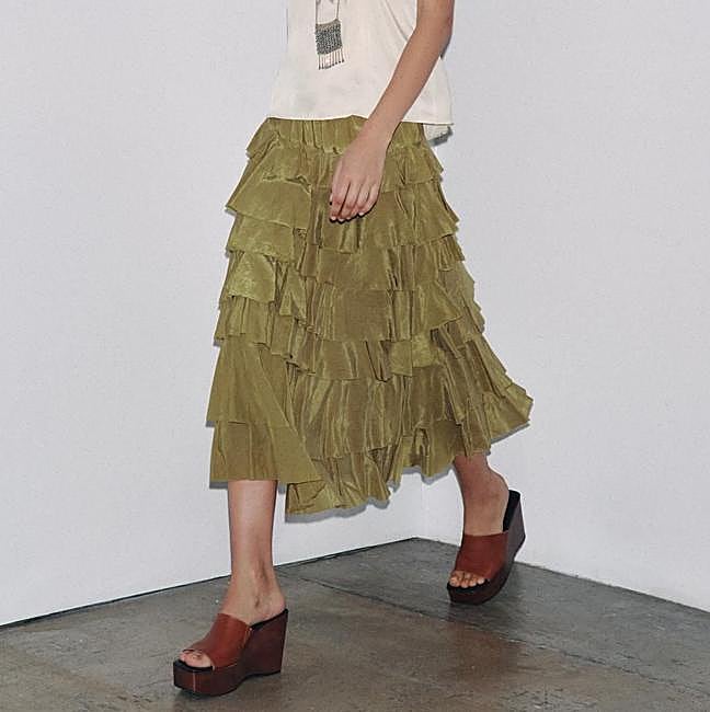 Falda midi fluida con volantes