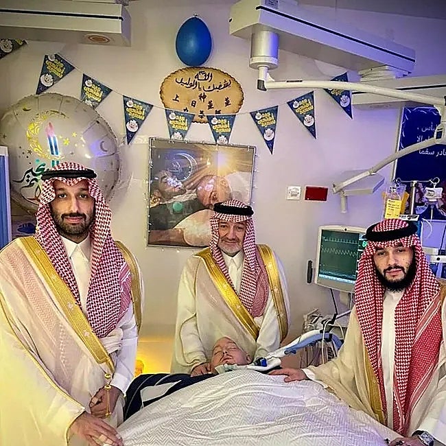 Los familiares del joven royal celebrando uno de sus cumpleaños en el hospital.