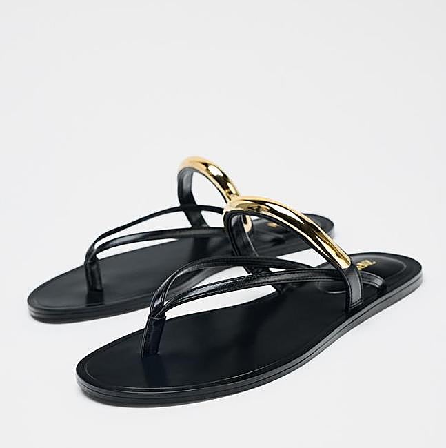 Sandalias negras de Zara (25,99 euros)