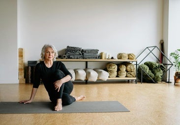 Yoga para mejorar el equilibrio y coordinación a los 50: mejores posturas, consejos y trucos