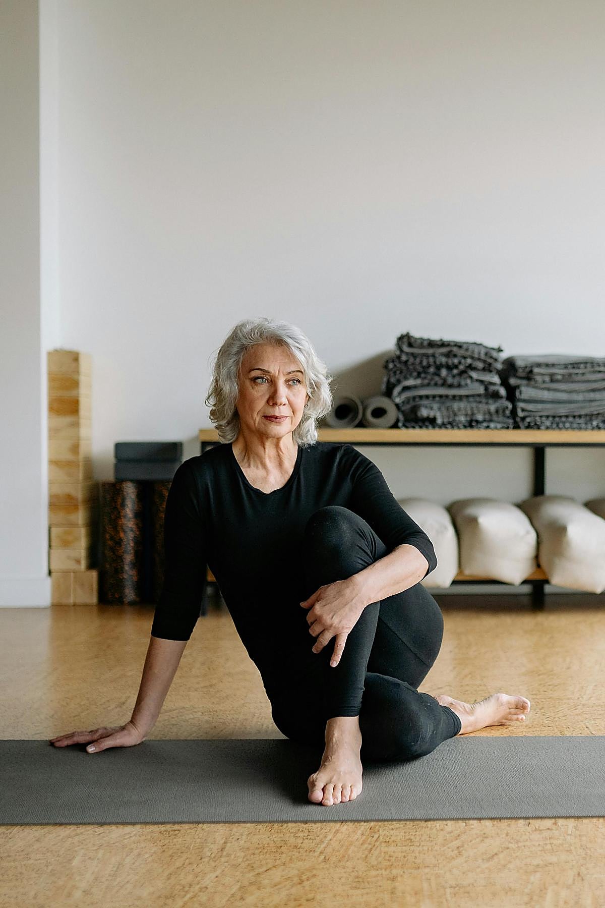 Mujer haciendo yoga sobre esterilla.