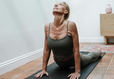 Postura del bebé feliz o Ananda Balasana, yoga para estirar caderas y columna a los 50