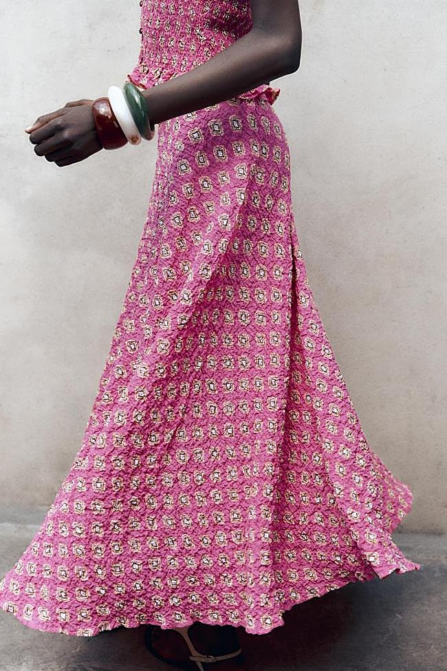 Falda rosa de Zara (29,99 euros)