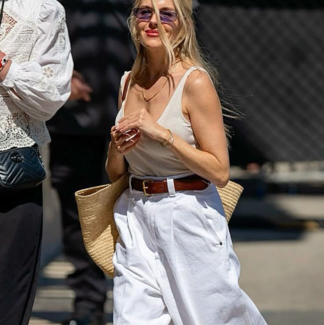 Sienna Miller con look casual de pantalón blanco