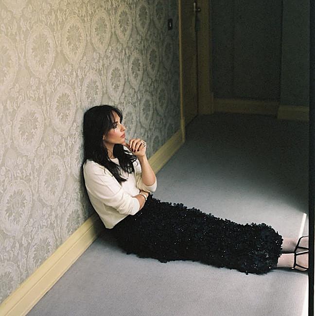 Con falda de Carolina Herrera, jersey de UNIQLO, medias de Falke y zapatos de Giambattista Valli. Pendientes y sortijas de Roberto Coin y pulseras de Tous.