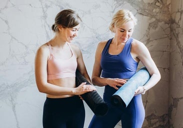 Mujer practicando yoga.