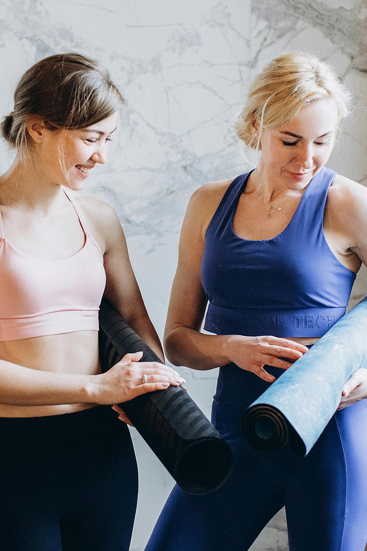 Mujer practicando yoga.