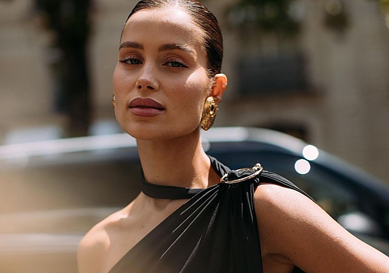 Influencer con maquillaje sin brillos