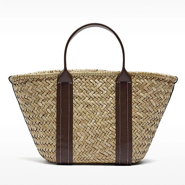 Capazo de asa corta con piel marrón oscuro de Mango, 25,99 euros.