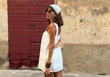 Estos vestidos cortos son ideales para chicas bajitas: potencian el moreno y alargan visualmente la figura.