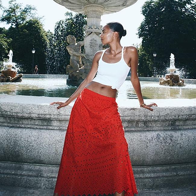 Falda fluida con bordados y perforados