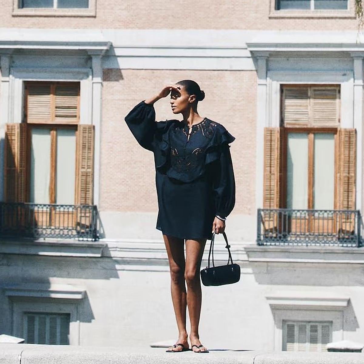 Modelo con vestido de H&M