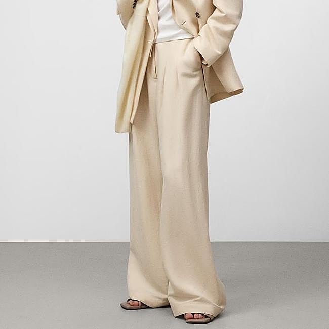 Pantalón de lino beige de Adolfo Domínguez, 189 euros.